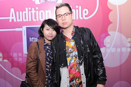 We Play Live sẽ trở lại vào mùa hè này - 5 Một bạn gái thỏa mãn khi chụp kỉ niệm cùng Andree