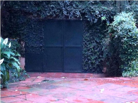 Khu vực tầng hầm để xe cũng được dây leo phủ kín và cắt tỉa thẳng tắp