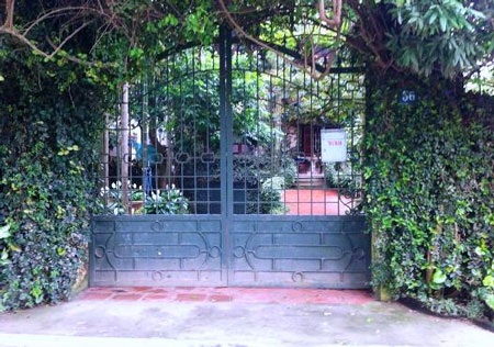 Từ ngoài vào, cổng cũng được bao bởi những loại dây leo khác nhau