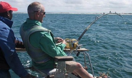 Phát hoảng khi câu được một con cá mập trắng khổng lồ - 2 Andy Hales vật lộn với con cá mập. (Nguồn: BPM)