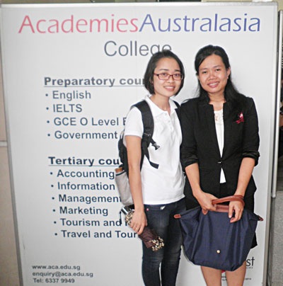 Du học Singapore nhận bằng cấp của tập đoàn giáo dục Úc - 2 Đại diện Hằng Lương cùng sinh viên công ty học tại trường