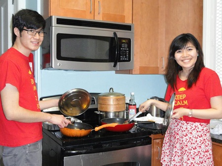 Món Việt ở đại học danh giá hàng đầu nước Mỹ - 5 Những chàng trai cũng có mặt trong bếp