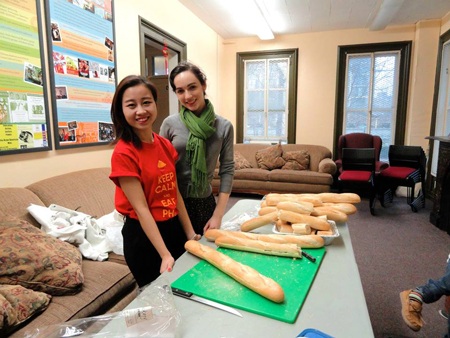 Món Việt ở đại học danh giá hàng đầu nước Mỹ - 6 Cô bạn nước ngoài cũng tham gia