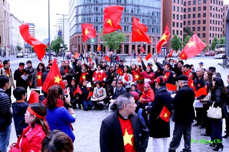 Người Việt trẻ ở Berlin hướng về biển Đông - 1 Trong trang phục rực sắc đỏ của màu cờ Tổ Quốc Việt