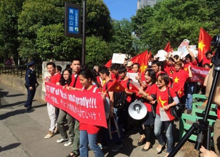 Biển Đông: Tiếng nói mạnh mẽ của du học sinh Việt tại Melbourne - 2 Thông cáo của Movsa viết bằng hai thứ tiếng, Anh và Việt