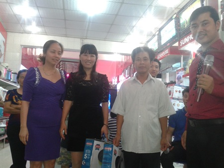 Trao giải chương trình “Hè vui Sunhouse - Cào mau trúng thưởng” - 1 Các khách hàng may mắn đầu tiên nhận giải của chương trình “Hè vui Sunhouse - Cào mau trúng thưởng”
