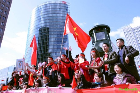 Người Việt trẻ ở Berlin hướng về biển Đông - 3 Quang Chí