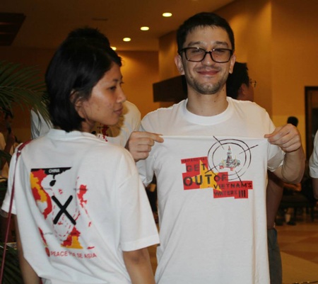 Hào hứng khi khoác chiếc áo mang thông điệp hòa bình