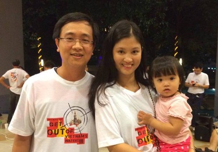 Em bé theo bố mẹ đến với đêm nhạc