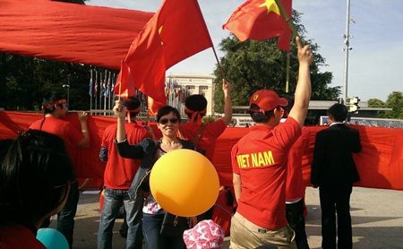Người Việt tại Thụy Sĩ xuống đường phản đối Trung Quốc vụ “giàn khoan” - 3 Những thông điệp thông điệp