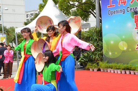 Người Việt trẻ “ghi điểm” tại Thượng Hải nhờ văn hóa dân tộc - 2 Gian trưng bày của Việt Nam có sức hấp dẫn đặc biệt với các bạn sinh viên quốc tế.
