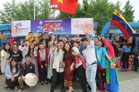 Người Việt trẻ “ghi điểm” tại Thượng Hải nhờ văn hóa dân tộc - 3 Sinh viên Việt Nam và quốc tế chụp ảnh trước gian trưng bày Việt Nam.