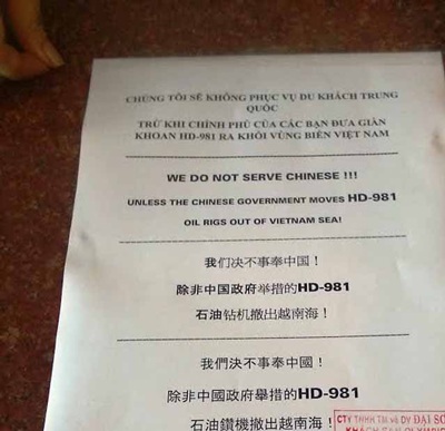 Nha Trang: Khách sạn thông báo “Không phục vụ khách Trung Quốc” - 1 Bản thông báo dán tại quầy lễ tân một khách sạn 3 sao ở Nha Trang