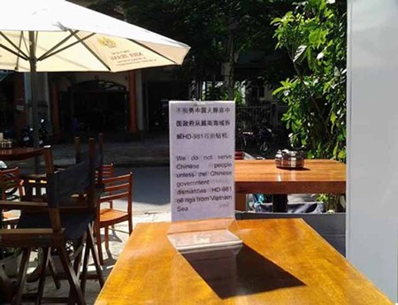 Nha Trang: Khách sạn thông báo “Không phục vụ khách Trung Quốc” - 2 Bản thông báo dán tại quầy lễ tân một khách sạn 3 sao ở Nha Trang