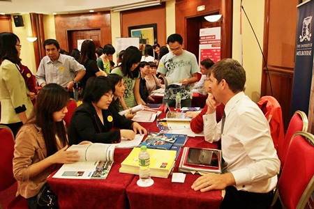 Hội thảo: Melbourne University – Chất lượng, học bổng, cơ hội việc làm hạng nhất tại Úc - 3 Phụ huynh và học sinh tìm hiểu về trường