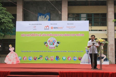 Khai mạc Hội chợ sách và Sản phẩm dịch vụ dành cho trẻ em - 1 Trong 4 ngày diễn ra Hội chợ, các bậc phụ huynh và các