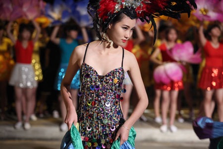 Những cô gái xinh đẹp của Hạ Long khiến lễ hội trẻ trung, rực rỡ hơn