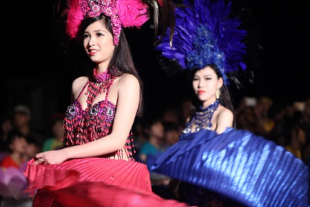 Những cô gái vùng Đất Mỏ đã làm say lòng du khách bởi sự duyên dáng quyến rũ.