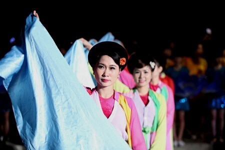 Duyên dáng với trang phục truyền thống