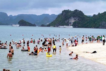 Du khách tại bãi biển Quảng Ninh. Ảnh: Trần Ngọc Duy