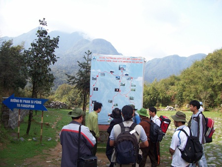 Tour chinh phục Phan Si Păng tiếp tục "hút" du khách - 1 Trên đường chinh phục Nóc nhà Việt Nam