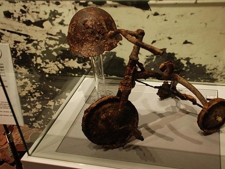 Hiroshima: Từ đống “đổ nát” tới thành phố du lịch - 3 Một chiếc xe đạp trẻ con còn sót lại