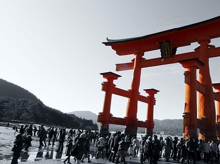 Hiroshima: Từ đống “đổ nát” tới thành phố du lịch - 4 Đền thờ Itsukushima trên đảo Miyajima,