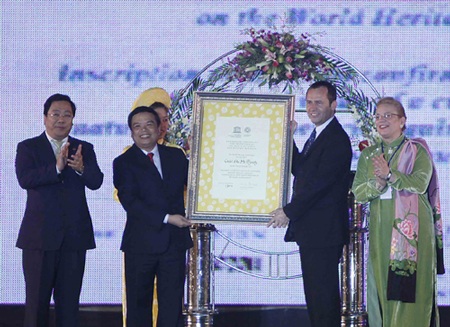 Tòa thành đá độc nhất vô nhị tại Việt Nam - 3 Lễ đón Bằng công nhận Di sản Văn hóa Thế giới Thành Nhà Hồ Tối 16/6/2012. Ảnh: Thanh Tùng-TTXVN