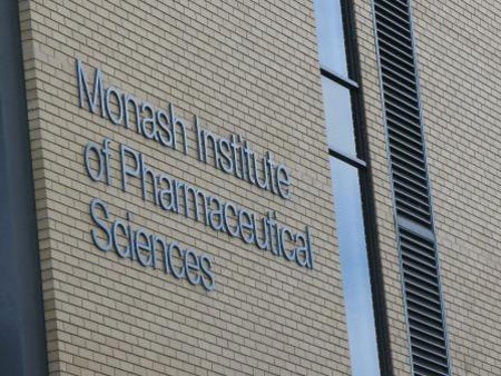 Thuốc chữa nhồi máu cơ tim không có phản ứng phụ – Đại học Monash - 5 Sinh
viên khoa Dược tại Đại học Monash thực hành trong môi trường ảo