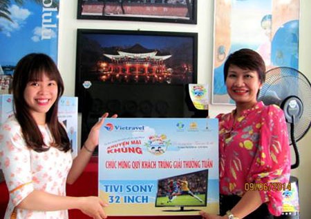 Khách hàng đầu tiên trúng thưởng chương trình Hello Summer 2014 - 1 Khách hàng Bùi Thị Thu Hằng (bên phải) nhận thưởng tuần 1 là 1 tivi Sony 32 inch