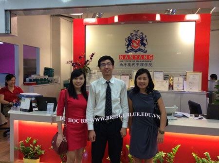 Hội thảo du học Singapore - Học viện quản lí Nanyang - 1 Đại diên Cầu Xanh thăm trường Nanyang và học sinh đang học tại trường Nanyang