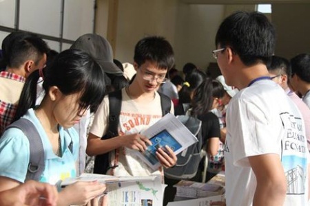 Vì một “đất học” vươn ra biển lớn - 1 Các em học sinh được cung cấp thông tin về các Quỹ học bổng