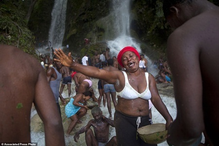 Tập tục rửa sạch tội lỗi của người Haiti - 1 Người dân tập trung rất đông bên suối để tẩy rửa mọi tội lỗi