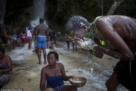 Tập tục rửa sạch tội lỗi của người Haiti - 2 Họ dùng cả lá cây để gột tẩy