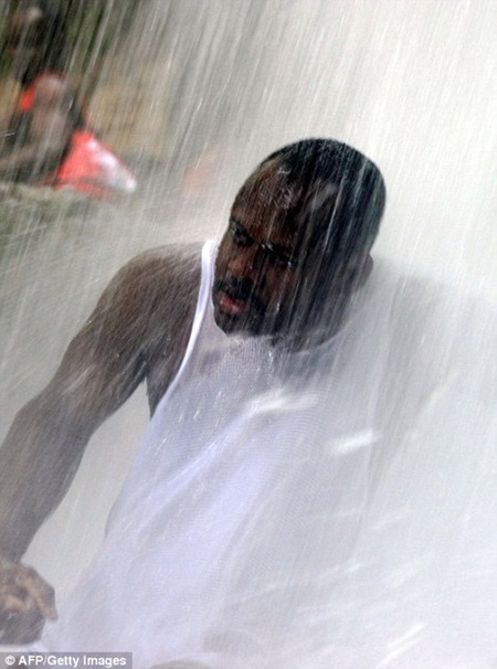 Tập tục rửa sạch tội lỗi của người Haiti - 4 Người dân Haiti tin rằng gột rửa càng lâu sẽ cuốn trôi càng nhiều tội lỗi