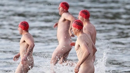 Hơn 700 người tham gia “lễ hội bơi” khỏa thân giữa ngày đông chí