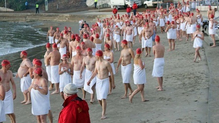 Hơn 700 người tham gia “lễ hội bơi” khỏa thân giữa ngày đông chí