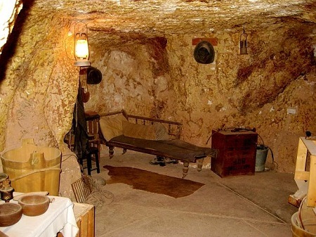 Nội thất phòng khách đơn giản trong những ngôi nhà dưới lòng đất