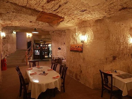 Nhà hàng và quán café dưới lòng đất