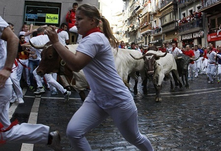 Một nữ du khách dũng cảm tham gia cuộc chay đua