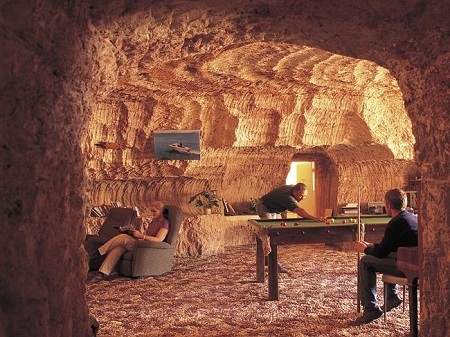 Một ngày bình thường của cư dân dưới lòng đất