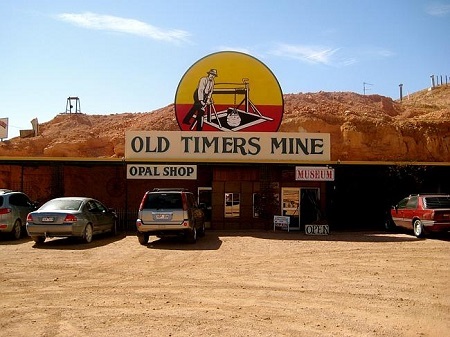 Phần còn lại của thị trấn quanh những hầm mỏ