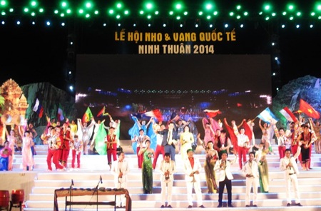Lễ hội Vang và Nho quốc tế Ninh Thuận thu hút hơn 50.000 lượt khách - 1 ột tiết mục nghệ thuật tại lễ hội nho và Vang nho quốc tế.
