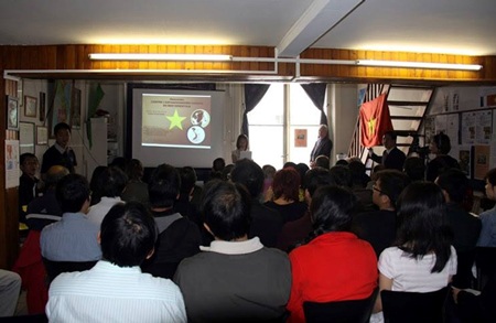 Tổng kết một năm hoạt động sôi nổi của sinh viên Việt Nam tại Lyon - 5 Quang cảnh cuộc gặp gỡ Hướng về Biển Đông ngày 25/05/2014 tại Hội Quán Người Việt vùng Rhône Lyon