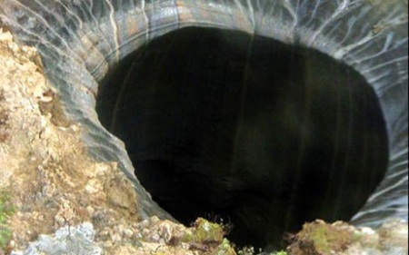 Cận cảnh miệng hố khổng lồ xuất hiện ở “nơi tận cùng thế giới” - 1 Cận cảnh miệng hố khổng lồ xuất hiện ở “nơi tận cùng thế giới”