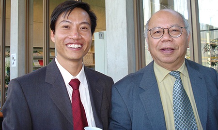 Tình cờ gặp nhà khoa học VN trong top ảnh hưởng nhất 2014 - 1 PGS, TS Nguyễn Xuân Hùng (trái, sinh năm 1976 – quê Tánh Linh, Bình Thuận, gốc Quảng Trị)