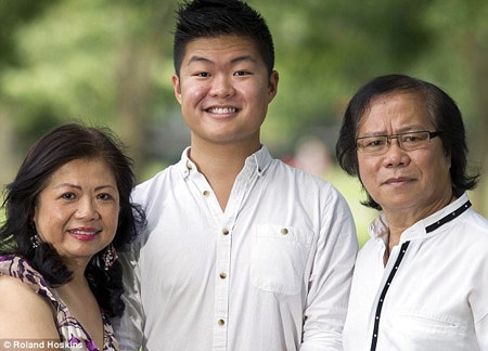 Sinh viên từ ngôi trường tệ nhất bước tới ĐH danh giá Cambridge - 1 Michael Ha và bố mẹ