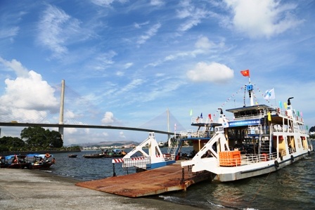 14h ngày 24/8 chuyến phà “Ký ức Hạ Long” cập bến phía Bãi Cháy để đón những người khách đầu tiên