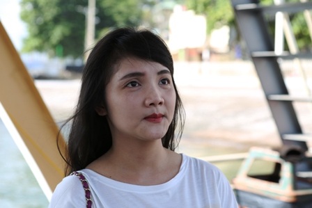 Nhiều hành khách tranh thủ ghi lại khoảnh khắc đáng nhớ này