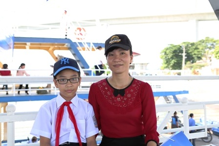 Nhiều hành khách tranh thủ ghi lại khoảnh khắc đáng nhớ này